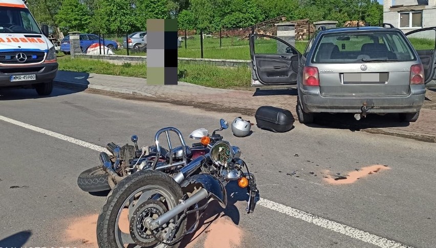 Wypadek w Goworowie. 20.05.2021. Zderzenie motocykla i samochodu osobowego. Ranna 78-latka. Zdjęcia 