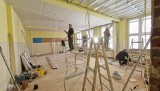 W budynku dawnej szkoły podstawowej w Szymiszowie Wsi powstaną mieszkania dla uchodźców z Ukrainy. Przebudowa już trwa