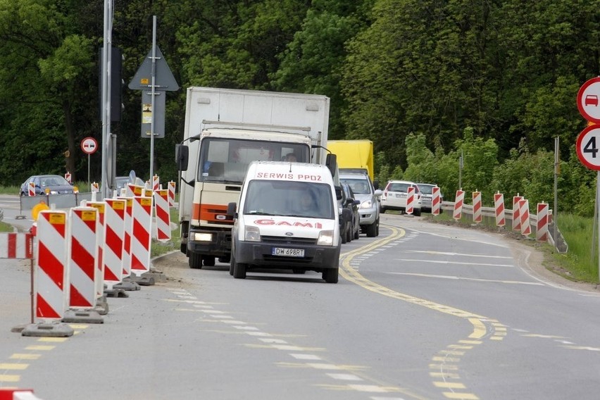 Budują rondo, zamknęli drogę. Kierowcy lekceważą zakazu wjazdu. Posypią się mandaty?