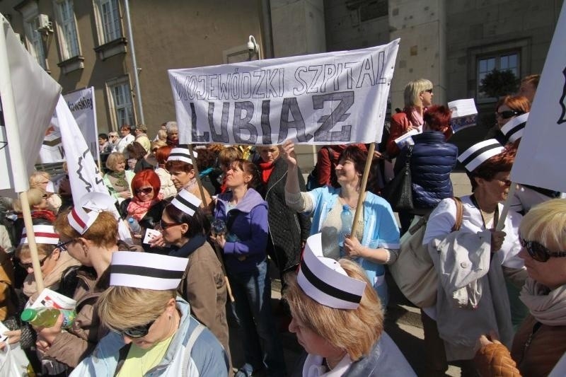 Kilkaset pielęgniarek protestowało pod urzędem wojewódzkim. Chcą wyższych pensji (FILM, ZDJĘCIA)