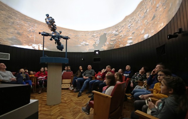 Z głowami wśród gwiazd feryjny wtorek spędzały dzieci w Planetarium i Obserwatorium Astronomicznym w Grudziądzu. Obejrzały seans "Nasz Wszechświat". Niestety, na zaplanowane obserwacje Słońca przez teleskop, nie pozwoliła pogoda. Zajęcia prowadził Grzegorz Rycyk.