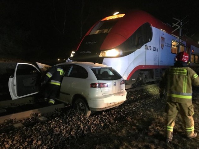 Wpadek na przejeździe kolejowym w Parkowie. Kierowca wjechał pod pociąg relacji Poznań - Piła. Klikni tutaj i przejdź do następnego zdjęcia --->