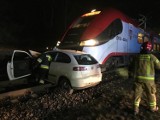 Wypadek na przejeździe kolejowym w Parkowie w powiecie obornickim. Samochód osobowy zderzył się z pociągiem. Jedna osoba poszkodowana