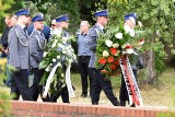 Pogrzeb komendanta Krzysztofa Skowrona w Knurowie. Przyjaciele, rodzina i policjanci pożegnali komendanta policji z Mikołowa
