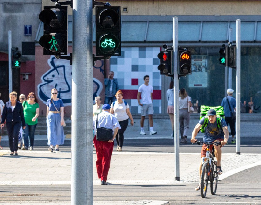 Plac Rodła w Szczecinie niebezpieczny? Koordynacja świateł do poprawy. Piesi przechodzą przez torowisko na czerwonym... 