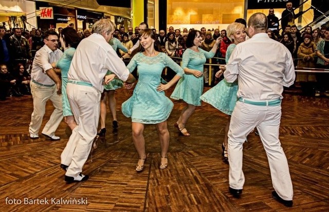 Jednym z najmodniejszych tańców tegorocznego karnawału jest kubańska salsa, którą można tańczyć w grupie...