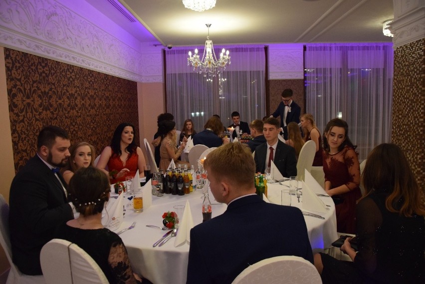 Krzeszowice. Studniówka uczniów Zespołu Szkół Ponadgimnazjalnych w restauracji Kajasówka [ZDJĘCIA]