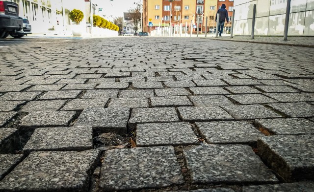 Stan nawierzchni ulicy Rynek Staromiejski ma się poprawić wczesną wiosną przyszłego roku. 