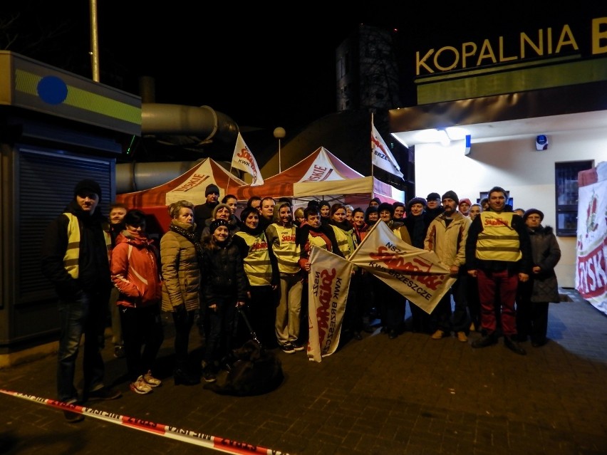 Brzeszcze. Mieszkańcy wspierają górników. Modlą się i gromadzą przed kopalnią  [ZDJĘCIA]