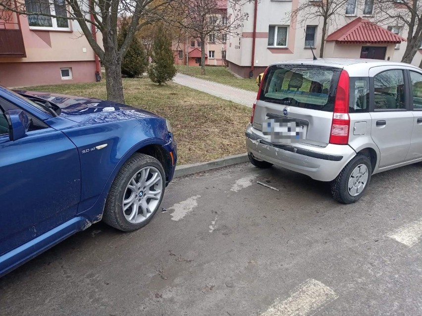 Wypadek w Połańcu. Auto z pijanym kierowcą wjechało w trzy zaparkowane samochody [ZDJĘCIA]