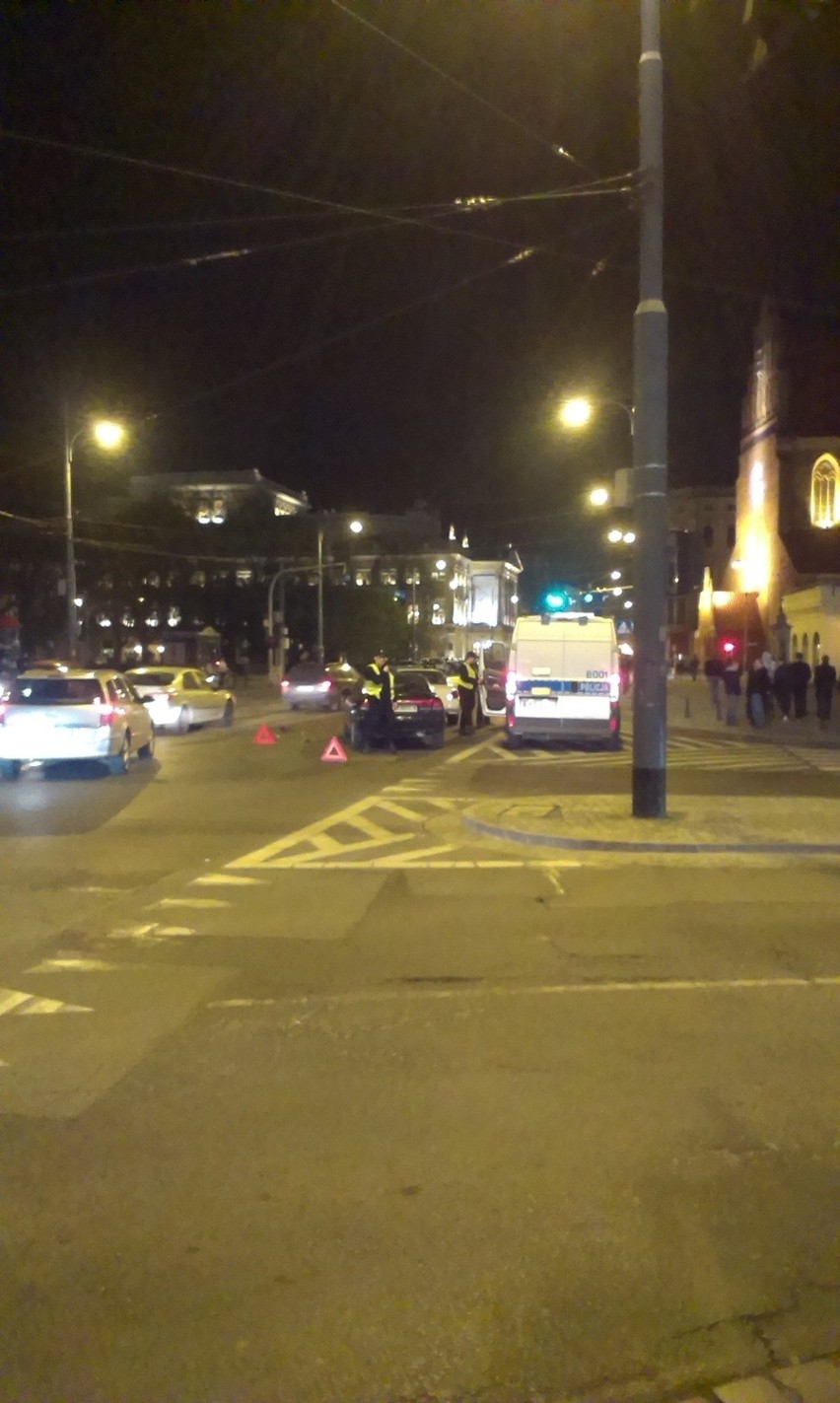 Wrocław: Wypadek na ulicy Świdnickiej. Zderzyły się dwa samochody osobowe [FOTO]
