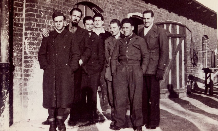 Grupa włoskich jeńców, najbliższych kolegów Gian Carlo...