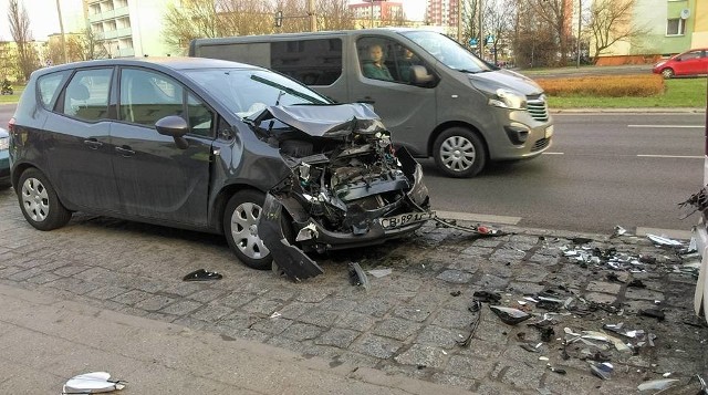 Jak poinformował nas dyżurny straży pożarnej w Bydgoszczy, na ulicy Szubińskiej, na wysokości Żwirki i Wigury, doszło do groźnie wyglądającego wypadku. W zdarzeniu brały udział trzy pojazdy - autobus linii 64 i dwa samochody osobowe. Na miejsce wypadku przybył zastęp straży pożarnej oraz pogotowie ratunkowe. Dwie poszkodowane osoby zostały zabrane do szpitala.Policja bada przyczyny zdarzenia.Pogoda na czwartek 12 kwietnia z x-news TVN Meteo
