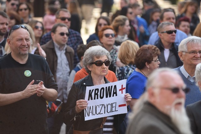 Pod pomnikiem Kopernika zebrali się rodzice i uczniowie, ich manifestacja była wyrazem solidarności z nauczycielami, którzy walczą o wyższe płace. Ich strajk prawdopodobnie rozpocznie się od 8 kwietnia.- Wspierajmy nauczycieli! Przecież to im oddajemy swoje największe skarby - podkreśliła Dorota Nijaki-Bujnarowska podczas manifestacji w sercu Torunia. „Lubię panią od matematyki”, „Szkoła, rodzina - jedna drużyna”, „Tak dla godności polskiego nauczyciela”. To przykładowe hasła, które pojawiły się pod toruńskim pomnikiem Kopernika, gdzie zebrali się rodzice i uczniowie. Chodziło o wyraz poparcia nauczycielskich dążeń do wyższych wynagrodzeń.- Bądźmy jednością! Nie dajmy sobie wmówić, że ten protest ma charakter polityczny - przemawiała Dorota Nijaki-Bujnarowska, związana z Toruńskimi Dziewuchami, mama i była nauczycielka. - Przecież to nauczycielom oddajemy swoje największe skarby. Przyznam szczerze, mam dwójkę fantastycznych dzieci, ale Bogu dziękuję, że na co dzień kto inny się z nimi boryka.-  Co, jako nauczycielka, mogę dać dziecku, jeśli nie przygotowanie do życia poprzez wykształcenie? Jeżeli strajk wybuchnie w poniedziałek (dziś - przyp. red.), prosimy was o przygotowanie opieki dla dziećmi, wnukami. Pomóżcie, przyszłość jest w edukacji - zwróciła się do zebranych Urszula Polak, która stoi na czele  Związku Nauczycielstwa Polskiego w Toruniu. - Jeśli ktoś nie ma ochoty pracować przy tablicy, nie stoi pod przysłowiową ścianą - pracę można zmienić. Z drugiej strony, kto wówczas będzie uczył nasze dzieci? Osoby, dla których których nauczycielstwo jest opcją „b”? Które nie znoszą swojej pracy, ale są na nią skazane? Walczymy o dobro nauczycieli, a tym samym także uczniów. Niech w klasach witają ich belfrowie zadowoleni z warunków pracy. Najlepsi z najlepszych, a nie przypadkowa zbieranina - podkreśliła Joanna Kowalska, która na manifestację zabrała nastoletnią córkę Patrycję.- Skończyłam filologię polską, przez moment byłam polonistką w warszawskim ogólniaku i uwierzcie mi, to nie jest praca dla każdego. Bywało że płakałam ze zmęczenia, frustracji i rezygnacji - powiedziała pani Monika, inna uczestniczka manifestacji. Z pracy w szkole zrezygnowała po kilku miesiącach. - Kiedyś ten zawód był prestiżowy. Czasy się zmieniły, teraz nauczycielom zależy na godności. Widzę, przez co przechodzą koleżanki, które nadal uczą. Do niewielkich wypłat dochodzi chaos spowodowany ostatnią reformą - spotkaniem dwóch roczników - komentowała pani Monika.„Nauczyciele, wspieramy Was” - takie hasło widnieje na budynku toruńskiego teatru im. Horzycy. „Często współpracujemy z nauczycielkami i nauczycielami, którzy nas inspirują i których pracę podziwiamy. Edukacja to podstawa świadomego, zaangażowanego i twórczego społeczeństwa”, można przeczytać na facebookowym fanpejdżu teatru.Na liście osób, które wspierają  nauczycieli są m.in. Daniel Obrychski, pisarze Jakub Żulczyk i Grzegorz Kasdepke.Strajk nauczycieli 2019. Co zrobić z dzieckiem, gdy nauczyciele strajkują? Sprawdź!