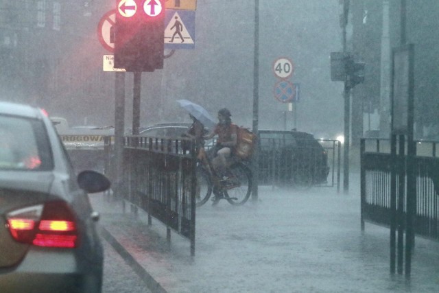Wrocław, ciemne chmury i intensywny deszcz nad miastemjaroslaw jakubczak/ polska presspogoda deszcz burza chmury wroclaw