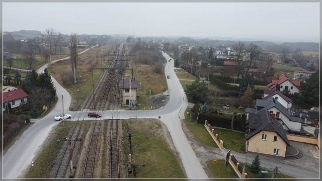 Zakończenie robót budowlanych, na odcinku obejmującym swoim zakresem stację Wolica oraz kładkę dla pieszych, planowane jest w 2026 roku. Szacunkowa wartość budowy obiektu to około 3 miliony złotych. Koszty związane z budową kładki dla pieszych, przy założeniu zapewnienia finansowania, zostaną pokryte przez Polskie Linie Kolejowe. Planowana kładka w Wolicy ma mieć długość 53 metrów i szerokość chodnika 3 metrów. Zostanie ona poprowadzona nad torami w rejonie budynku dworcowego i połączy ulicę Szkolną z ulicą Kolejową. Podróżni i mieszkańcy Wolicy będą mogli skorzystać nie tylko ze schodów, ale również z trzech wind przy zejściach z kładki oraz na peron.