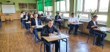 Matura z języka polskiego w Zespole Szkół Zawodowych w Skalbmierzu. Na egzamin z nadzieją, że tematy będą po myśli. Zobaczcie zdjęcia