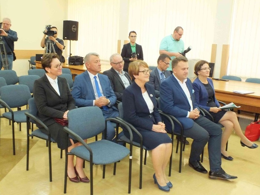 Wojewoda wręczyła decyzje premiera o dofinansowaniu dróg lokalnych w powiecie starachowickim