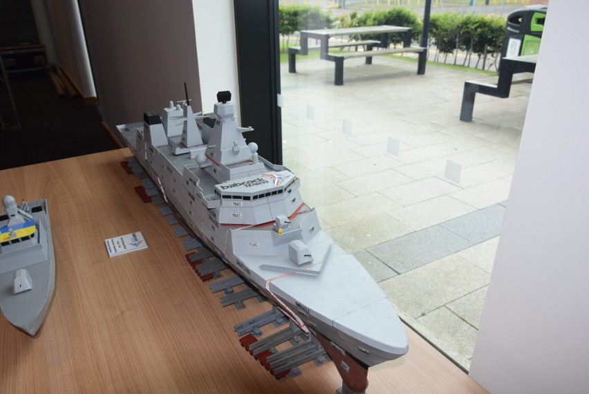 Model fregaty we wnętrzu budynku stoczni w Rosyth.