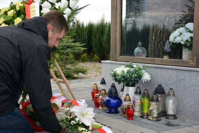 Wojewoda Maciej Żywno złożył kwiaty pod kapliczką upamiętniającą katastrofie w Jeżewie