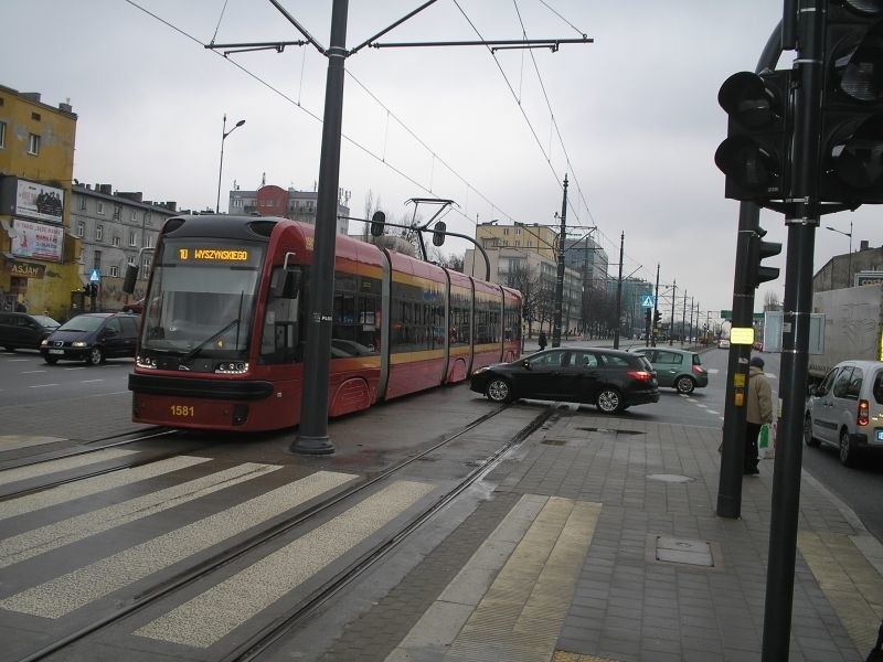 Uwaga! Zablokowane skrzyżowanie al. Piłsudskiego i ul. Przędzalnianej [zdjęcia]