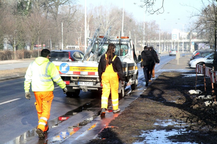 Awaria wodociągowa przy al. Karkonoskiej w pobliżu siedziby...