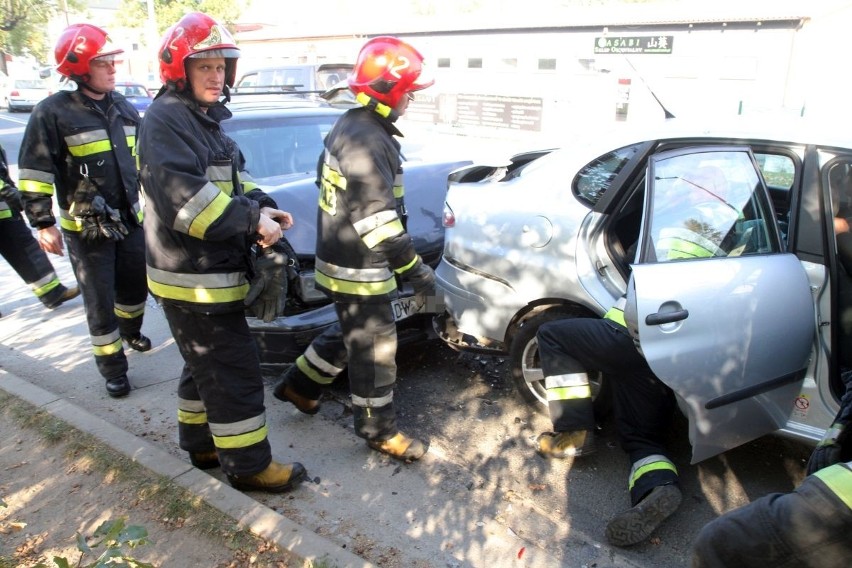 Wypadek czterech aut na Swojczyckiej. Matka i dziecko przewiezieni do szpitala [ZDJĘCIA]