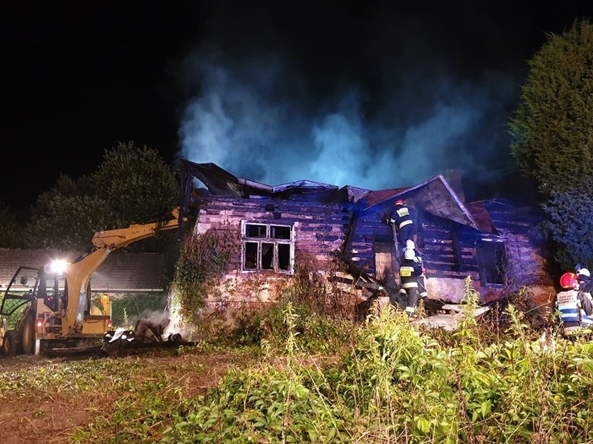 Czermna. Budynek stanął w płomieniach. Z ogniem walczyli strażacy 