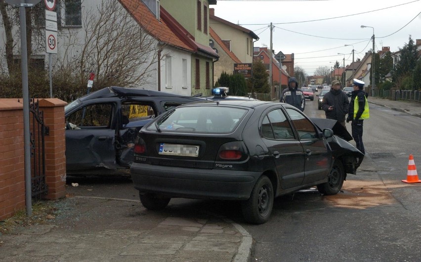 Zderzenie dwóch aut na ul. Banacha w Słupsku...