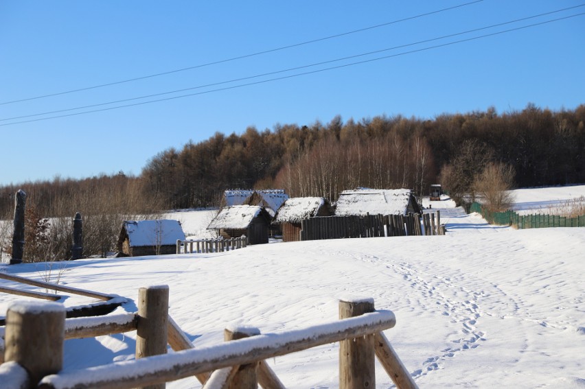 Średniowieczna osada w Hucie Szklanej w zimowej odsłonie....