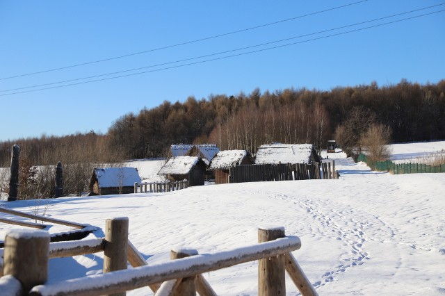 Średniowieczna osada w Hucie Szklanej w zimowej odsłonie. Wspaniałe widoki w sercu Gór Świętokrzyskich.