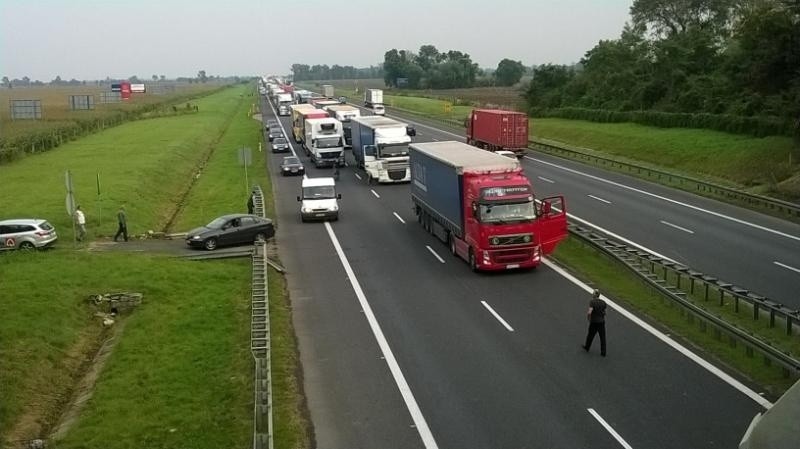 Karambol na A4. Zderzenie 4 tirów. Zginął kierowca (ZDJĘCIA)