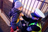 Policjanci w Gorzowie rozdawali odblaski. Te drobne elementy mogą uratować życie! [ZDJĘCIA]