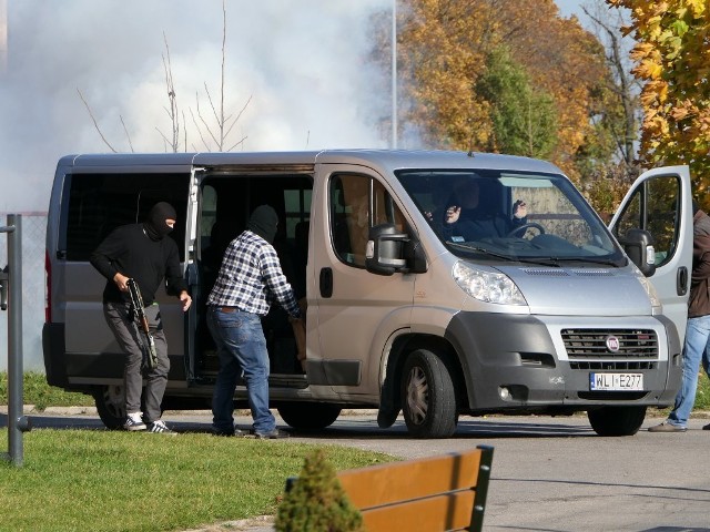 Drugi dzień ćwiczeń obejmował scenariusz,  podczas którego terroryści uciekający przed funkcjonariuszami zabarykadowali się w budynku szkoły i pojmali jednego zakładnika.