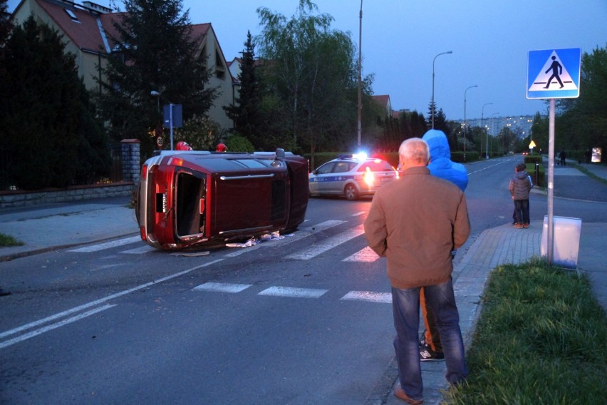 Wypadek na Kozanowie. Mitsubishi koziołkowało i uderzyło w latarnię (ZDJĘCIA)