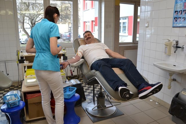 Na zdjęciu opiekun klubu krwiodawców z liceum w Małogoszczu, Błażej Kuterasiński.