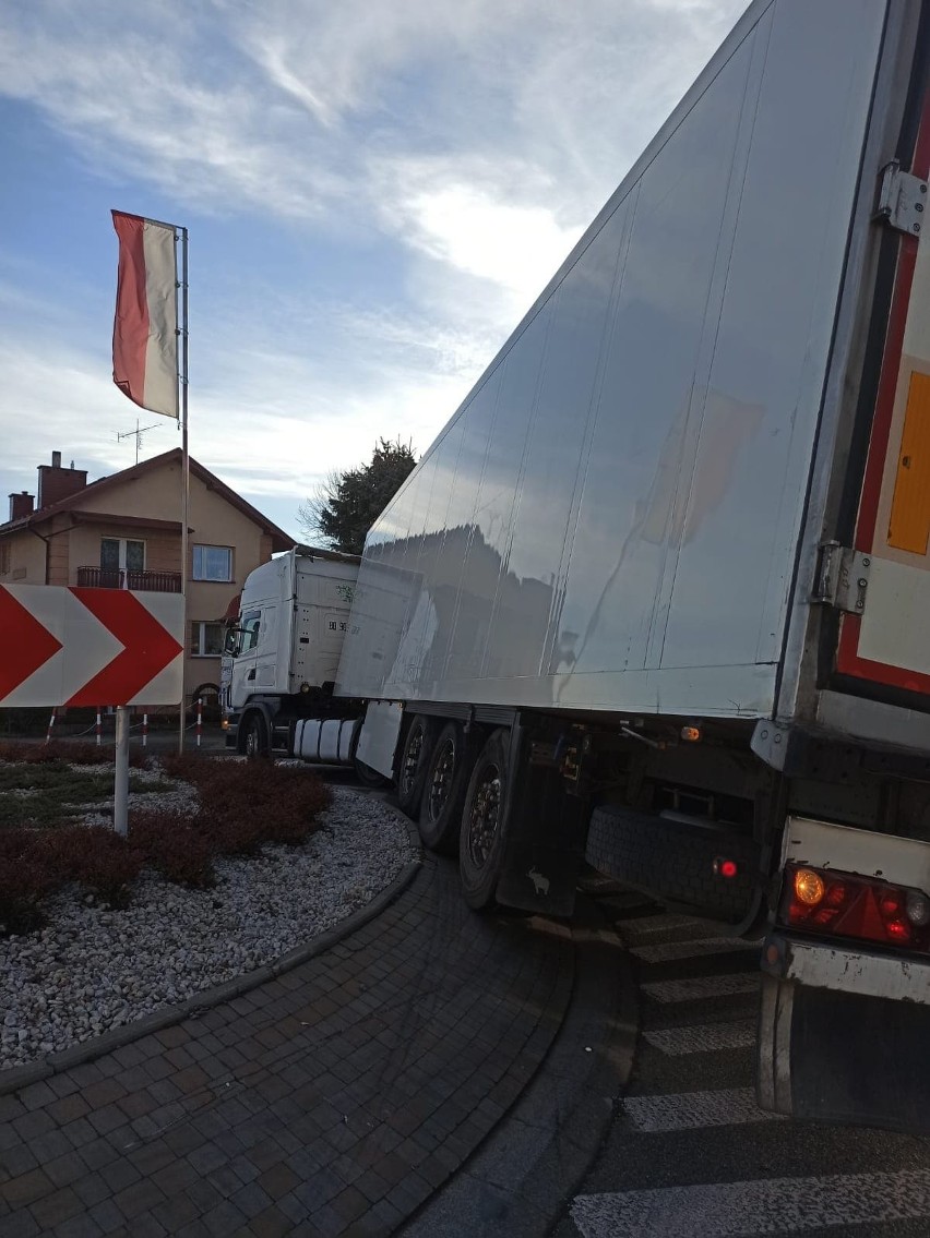 Ciężarówka niefortunnie utknęła na rondzie w Lisiej Górze i...