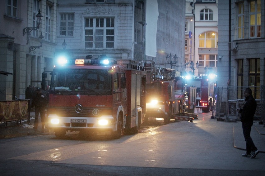 Wrocław: Pożar w pasażu Niepolda. Palił się klub Mundo 71 przy Ruskiej (FILM, NOWE ZDJĘCIA)