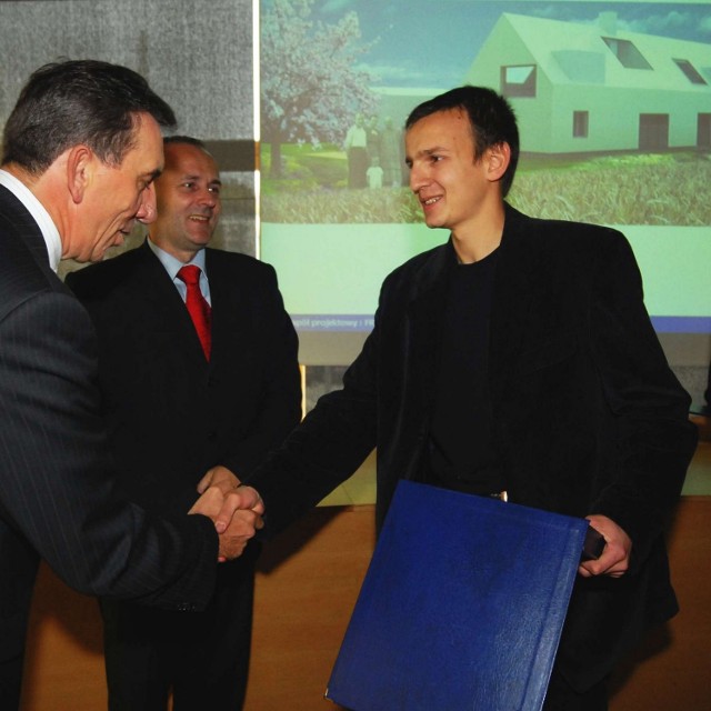 Józefowi Franczokowi (na zdjęciu z prawej) sukcesu gratulowali prezes Andrzej Balcerek i wicemarszałek Józef Kotyś. - Dom, który zaprojektowaliśmy, można dowolnie rozbudowywać. Został tak pomyślany, by mogły w nim mieszkać trzy pokolenia - mówi Józef Franczok.