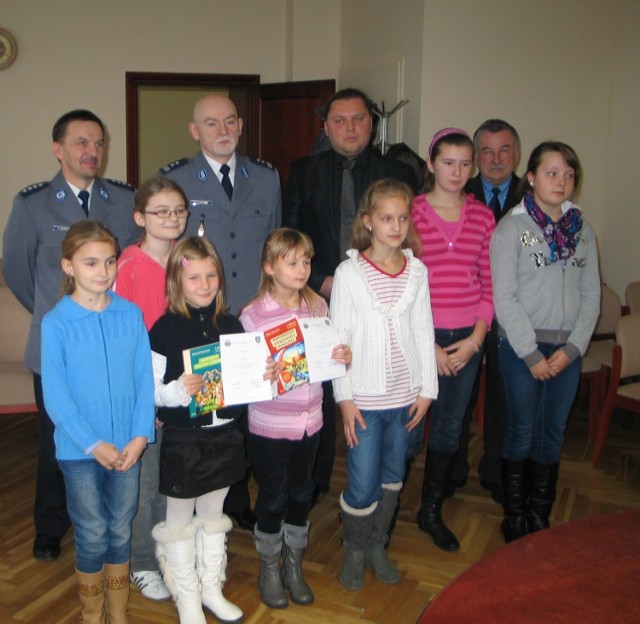 Finaliści z powiatu ziemskiego odebrali w tarnobrzeskim starostwie nagrody książkowe i dyplomy.
