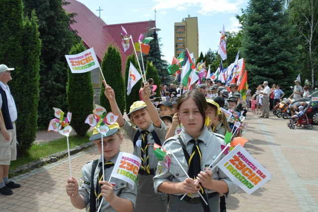 Ruszył Marsz dla Życia z wiatraczkami i chorągiewkami, jakie niosły dzieci. Marszowi sprzyjała piękna, słoneczna pogoda.