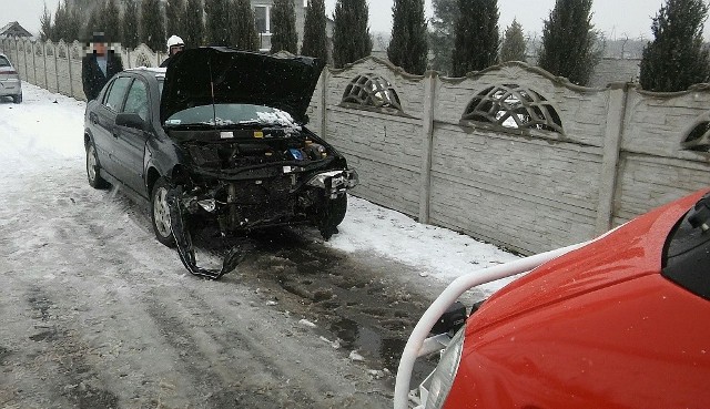 W gminie Magnuszew kierująca osobówką nie ustąpiła pierwszeństwa przejazdu i uderzyła w TIR-a.