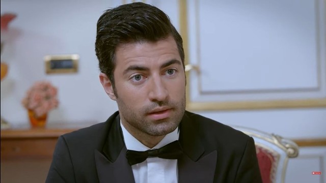 Emre Çaltılı w serialu "Zranione ptaki" jest szefem pięknej Ayse. Zobacz, jak na co dzień wygląda turecki aktor.Przejdź dalej i sprawdź >>>