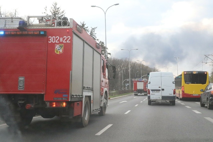 Potężny pożar niedaleko stadionu Wrocław [FILMY, ZDJĘCIA]