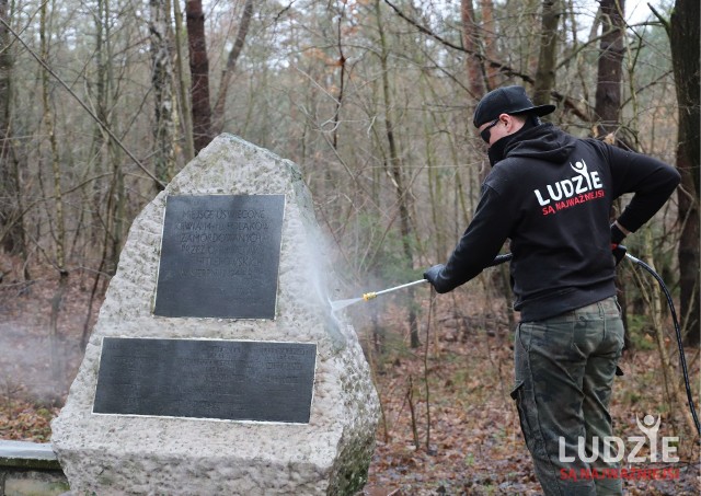 Fundacja we współpracy z gminą, młodzieżową radą i związkiem Żołnierzy AK odnowiła pomnik straceńców w lesie "Korzonek".