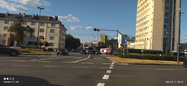 Zderzenie auta osobowego z miejskim autobusem na rondzie Jagiellonów w Bydgoszczy.
