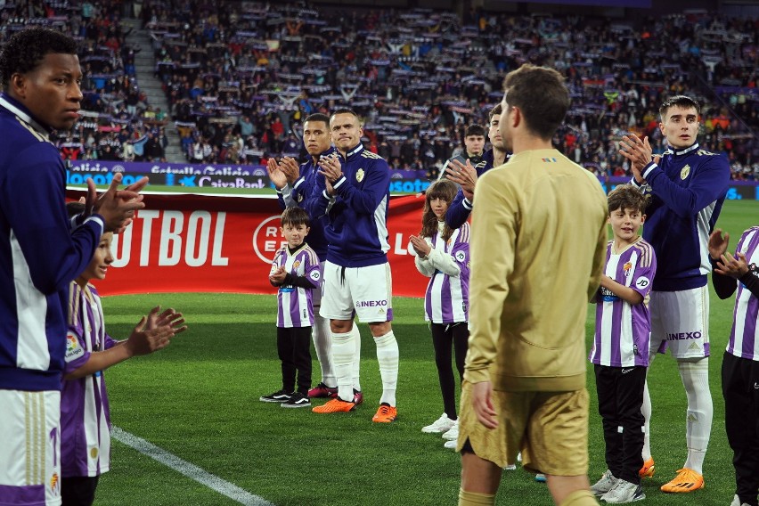 FC Barcelona przegrała z Realem Valladolid. Robert Lewandowski z golem honorowym. Samobój Christensena już w 2. minucie