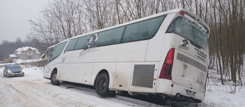 W miejscowości Niemścice autobus szkolny zjechał do rowu. W środku dziewięcioro dzieci ze szkoły w Kurozwękach