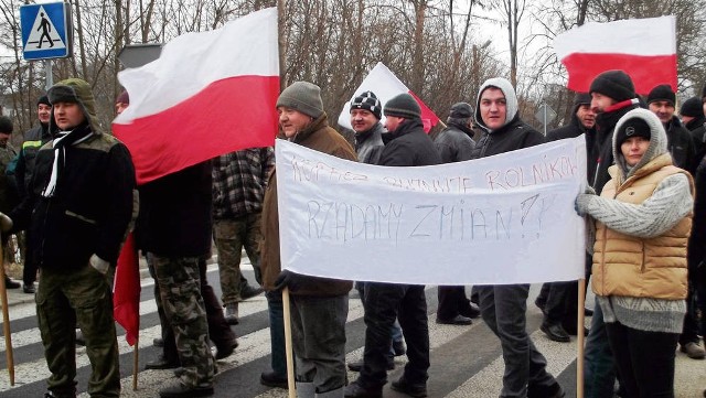 Rolnicy blokowali jedno z przejść dla pieszych, ale co pół godziny przepuszczali stojące w korku auta