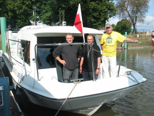 Piotr Dolibog (od lewej), Dariusz Kownacki i Jan Szefer mają pomysł, jak na Odrze zarabiać pieniądze, jednocześnie przyczyniając się do rozwoju turystyki